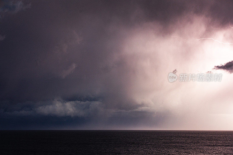 海洋上空的极端风暴伴随着暴雨、闪电和乌云