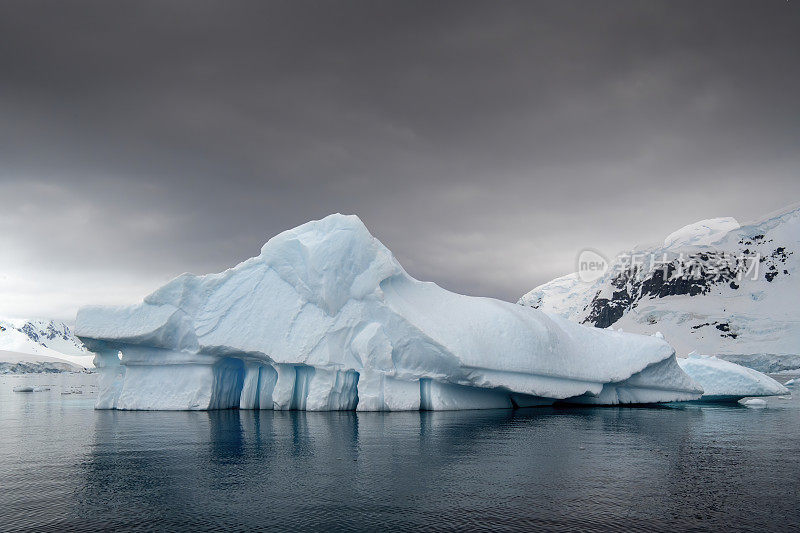 天堂湾美妙而大气的景观与漂浮在南极洲的冰山