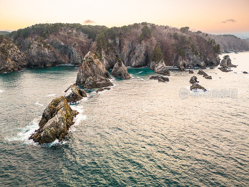 鸟瞰三陆海岸的岩石海岸线-岩手，北日本