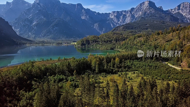 夏季早晨，奥地利萨尔茨卡默古特的阿尔姆湖(阿尔姆湖)的空中全景图。