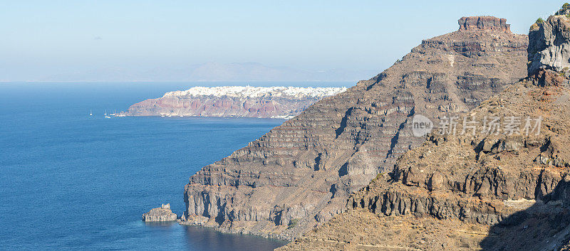 希腊南爱琴海群岛圣托里尼火山口的斯卡罗斯岩石