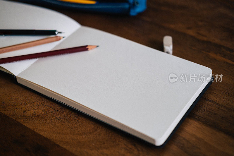 水平风格空白速写本在木桌与蜡笔