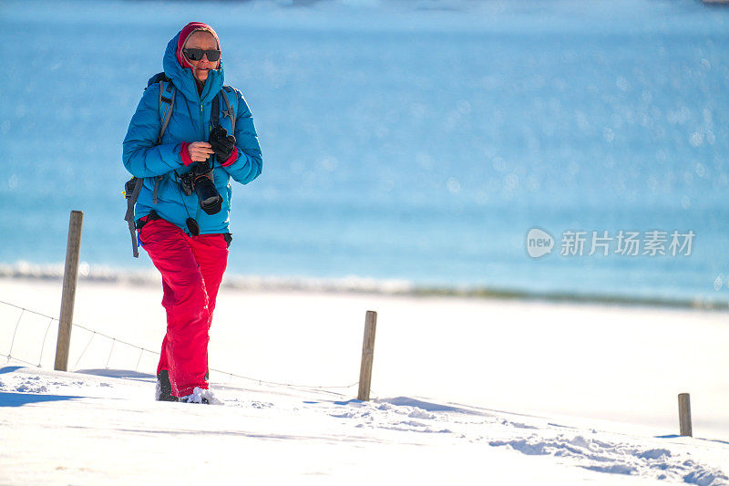 在斯堪的纳维亚半岛挪威罗弗敦群岛Flakstadoya岛的Rambergstranda海滩上，一位成熟的女性