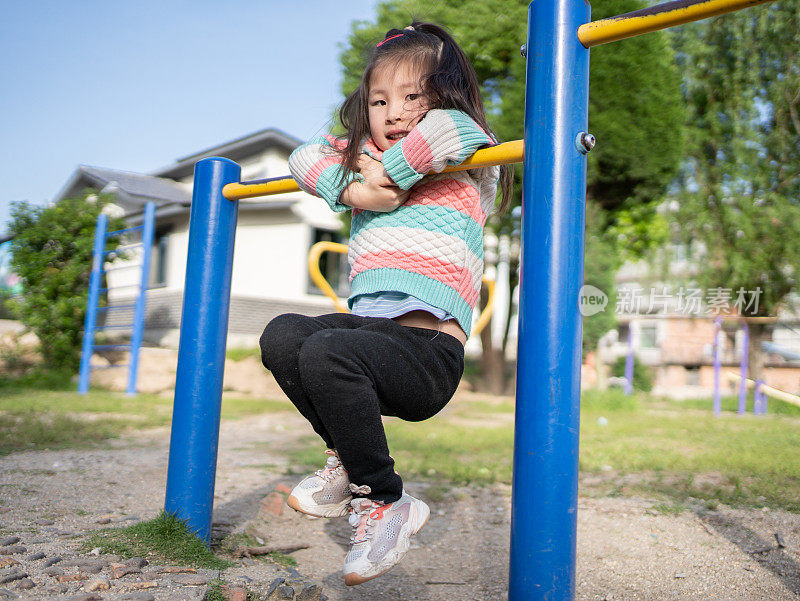 孩子们在公园里锻炼和玩耍