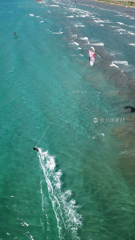 垂直，波涛汹涌的大海和风筝冲浪