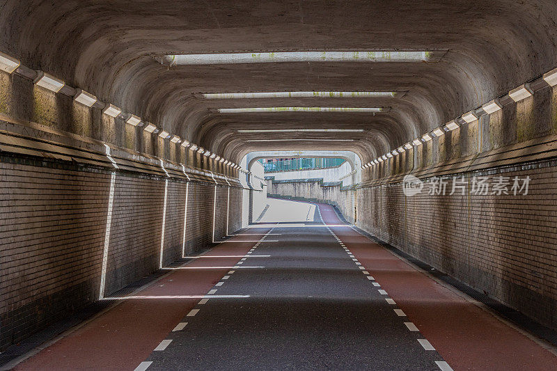 一个空的车辆隧道内部的正面视图，背景是曲线的自行车道