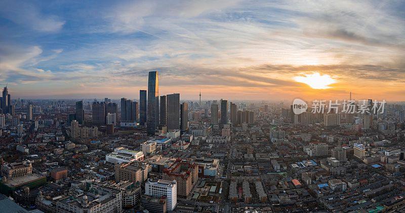 天津的城市空间和美丽的摩天大楼在中国的日落
