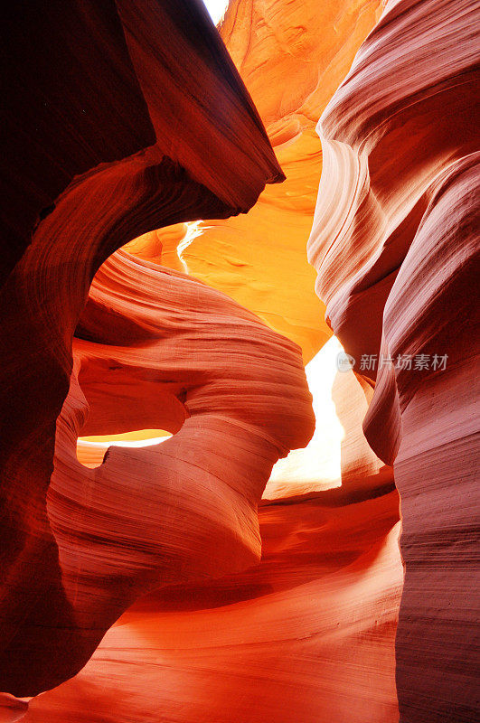 令人惊叹的槽状峡谷，蜿蜒的曲线和微妙的红色和橙色色调。羚羊峡谷