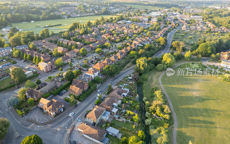 英国肯特郡坎特伯雷市的无人机航拍风景。村庄的俯视图