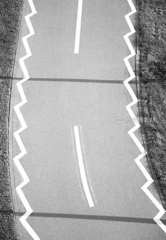 从上方俯瞰穿过公园的自行车道上的道路标记