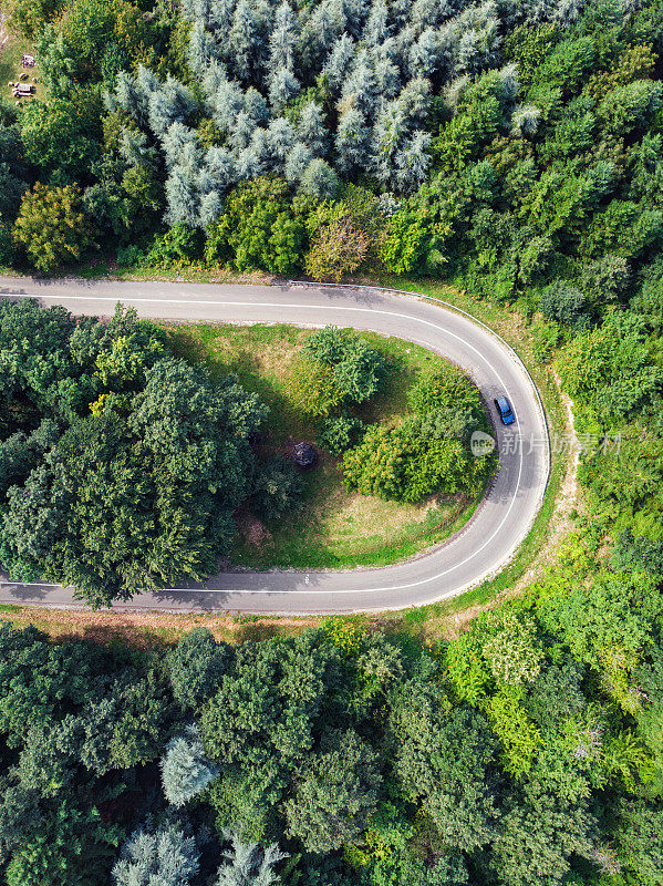 山间蜿蜒道路的鸟瞰图