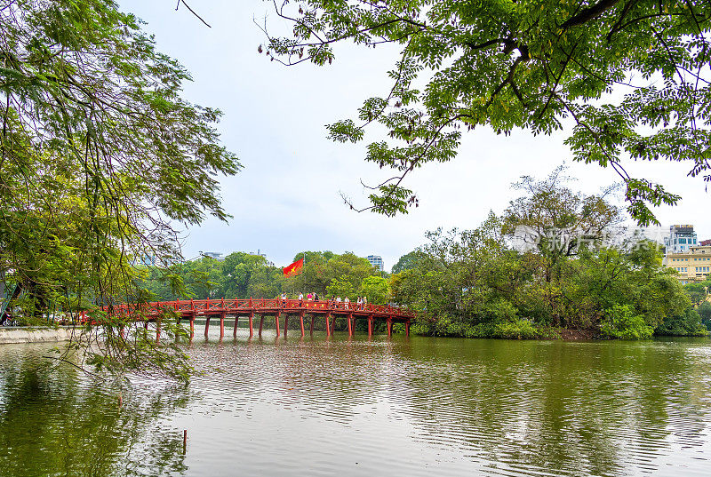 越南河内，还剑湖中心的Huc红桥和玉山寺。