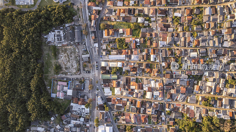 住宅区，有公路和原始森林