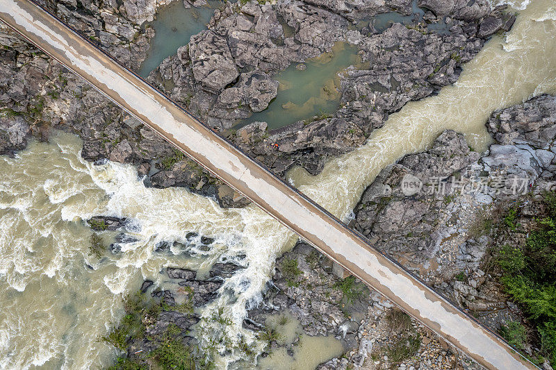 鸟瞰图，一座桥横跨岩石河道和河水