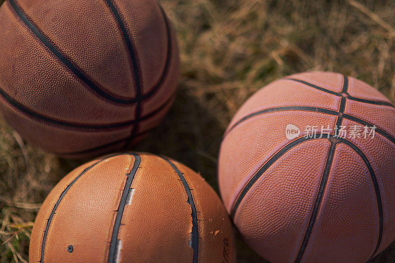 在公园里捡篮球赛时用过的篮球。