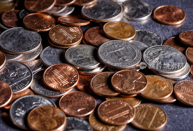 一堆金币、银币、铜币、25分硬币、5分硬币、10分硬币、1分硬币、50分硬币和1美元硬币。各种美国硬币，美国商业硬币，货币，金融硬币和经济硬币