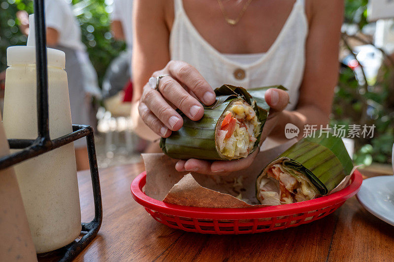 墨西哥一个女人吃墨西哥卷饼的特写