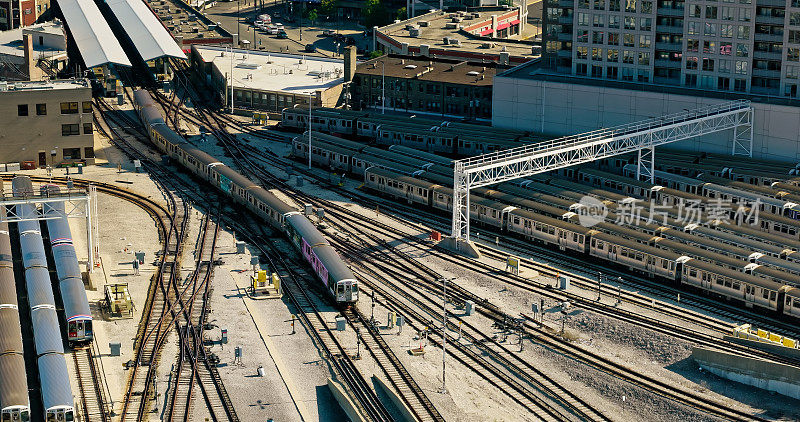 阳光明媚的一天，伊利诺斯州芝加哥霍华德站的火车航拍图