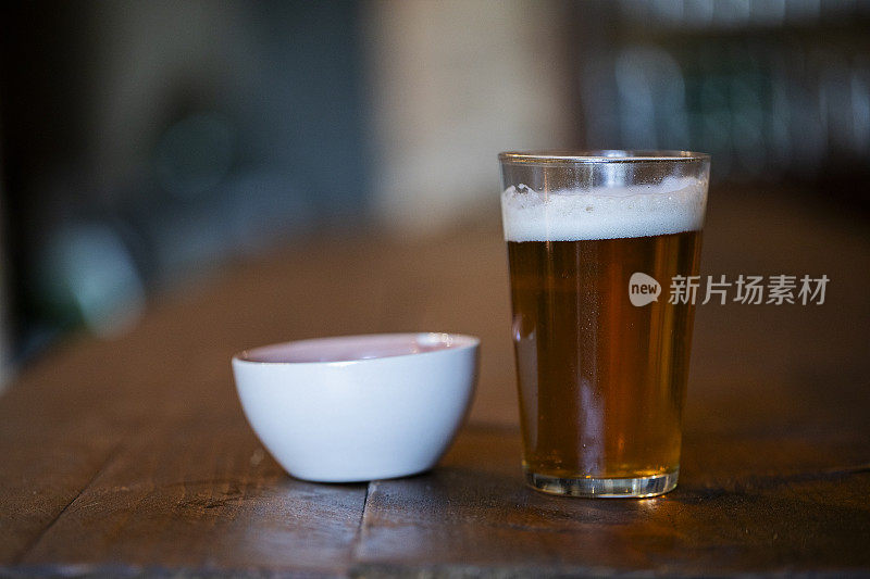 装有IPA啤酒的玻璃杯