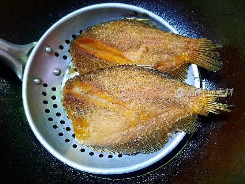 油煎蛇皮-鲫鱼食品制作。