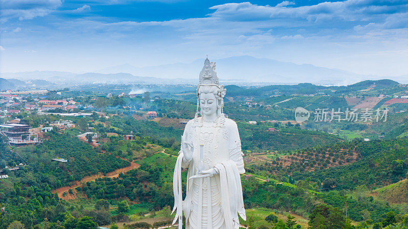 临安塔鸟瞰图，大叻市，林同省，越南。在大象瀑布附近有一座白色的71米高的雕像