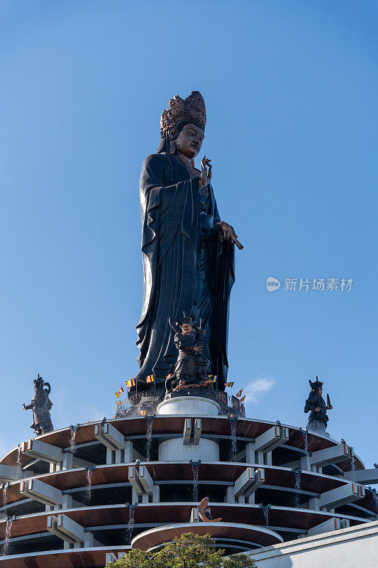 越南德宁省巴登山旅游区的景色。一个独特的佛教建筑，海拔最高，从下面看是非常美丽的。