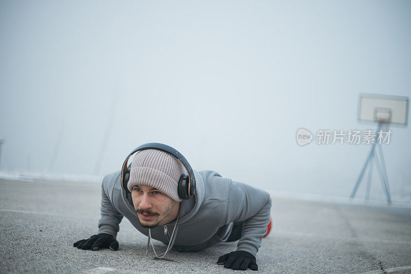 在雾天运动的人