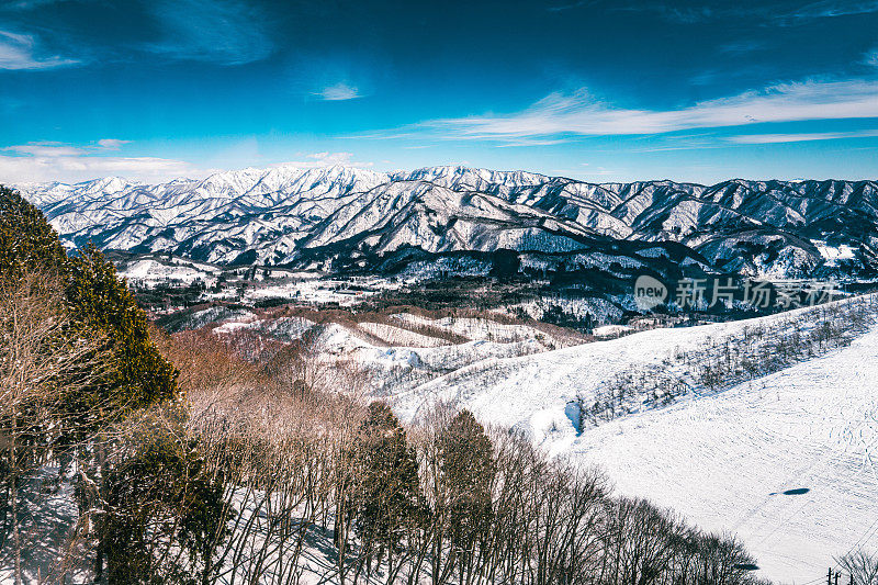 皑皑白雪的日本山，日本白波