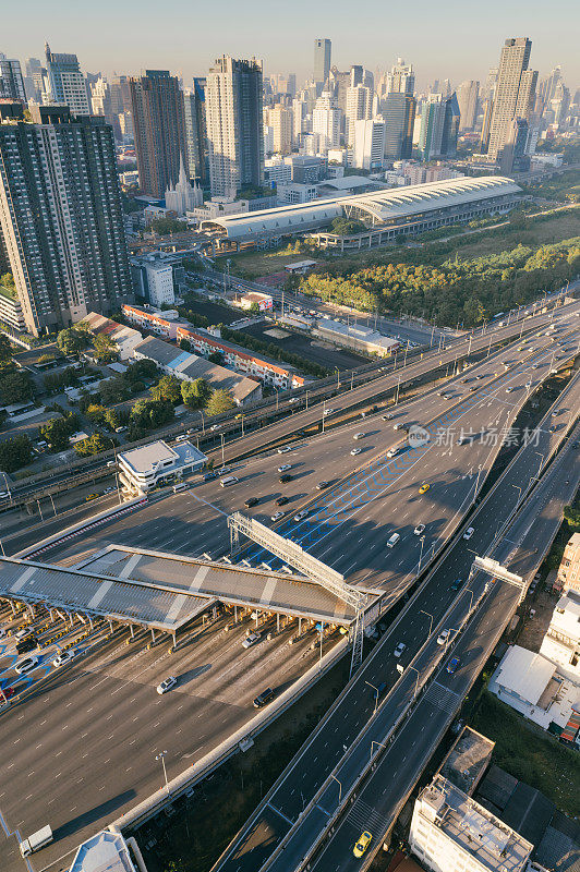 垂直鸟瞰图2024年曼谷城市街道中心商业在阿索克和新碧武里路的交通
