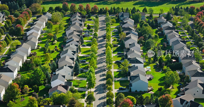 住房开发在切尔西，密歇根州在晴朗的一天-无人机拍摄