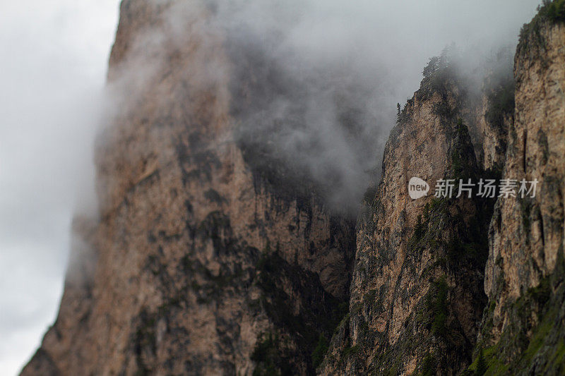 白云石山脉的山景