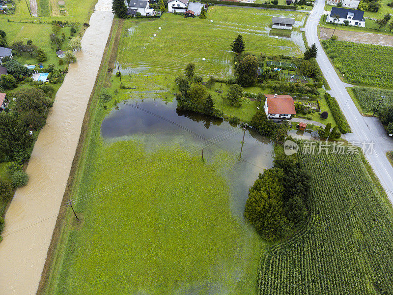 暴雨后被洪水淹没的农村地区的鸟瞰图，农田、房屋和道路被淹没。