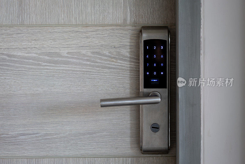 酒店开门用电子卡钥匙。智能卡钥匙锁门和开锁。安全系统和防护概念。
