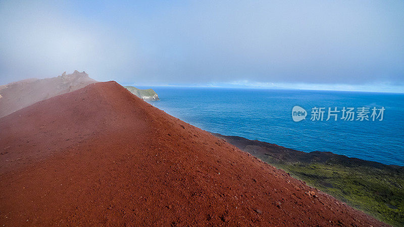 岛上两座火山之一的埃尔德费尔火山冒着热气