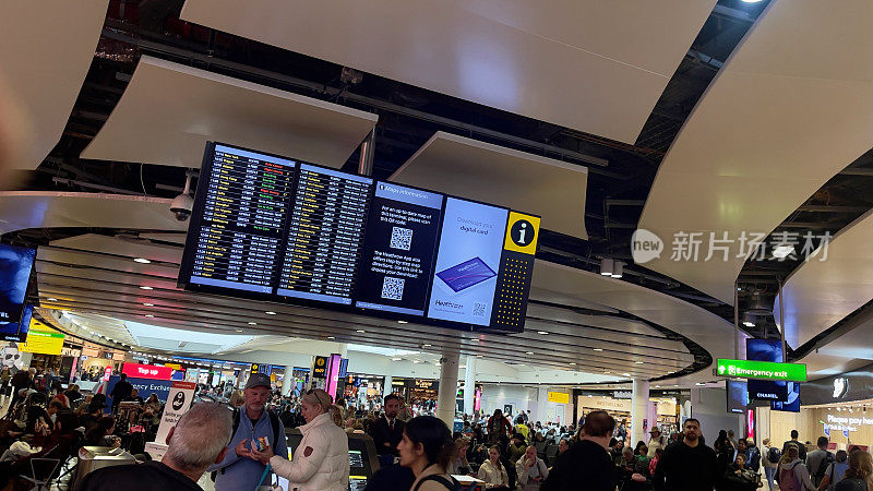 在机场显示航班详细信息的大型数字板