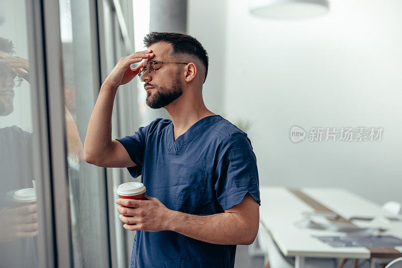 工作压力大的医护人员，感到疲惫