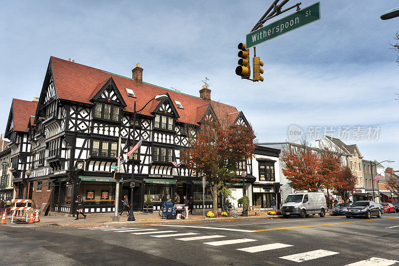 普林斯顿位于美国新泽西州市中心街道，紧邻美国常青藤大学校园