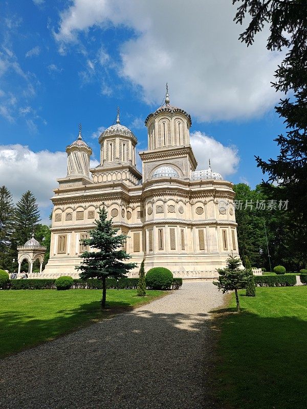 阿尔日修道院，因建筑师马诺雷的传说而闻名。中世纪罗马尼亚瓦拉几亚的地标。