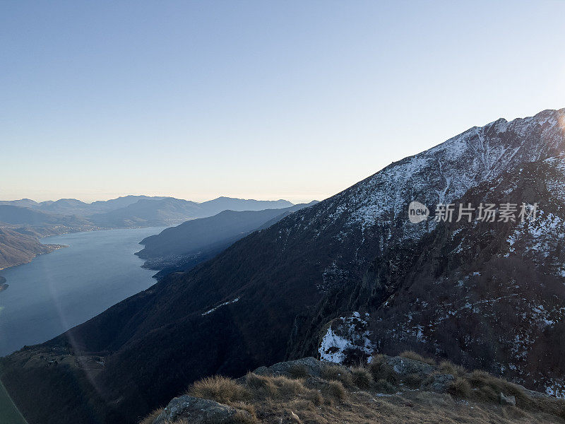 冬天从山顶俯瞰湖景