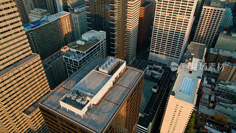 无人机在费城摩天大楼之间俯视射击
