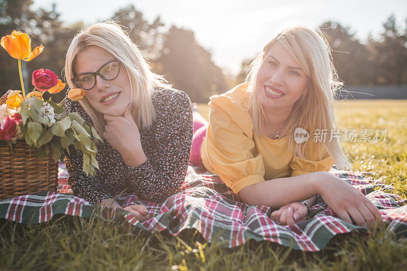 两个微笑的女人在一个阳光明媚的日子野餐