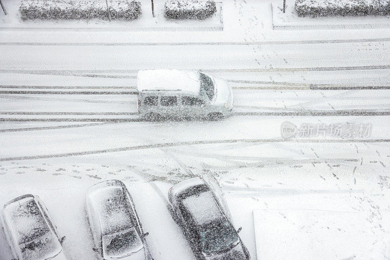 汽车在雪天行驶