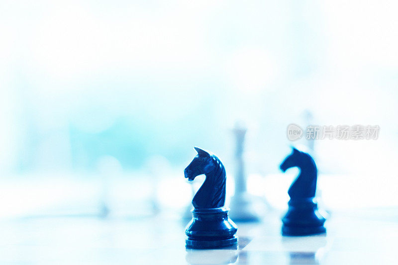 两个黑骑士在一场空灵而又大气的国际象棋游戏中合作进攻
