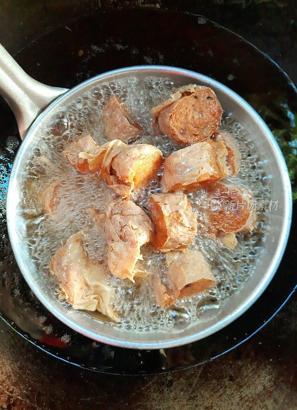 蟹肉卷在烹调用油中油炸-烹调食品。
