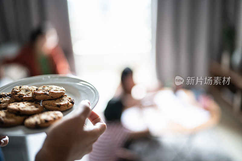 女人的手在家里端饼干