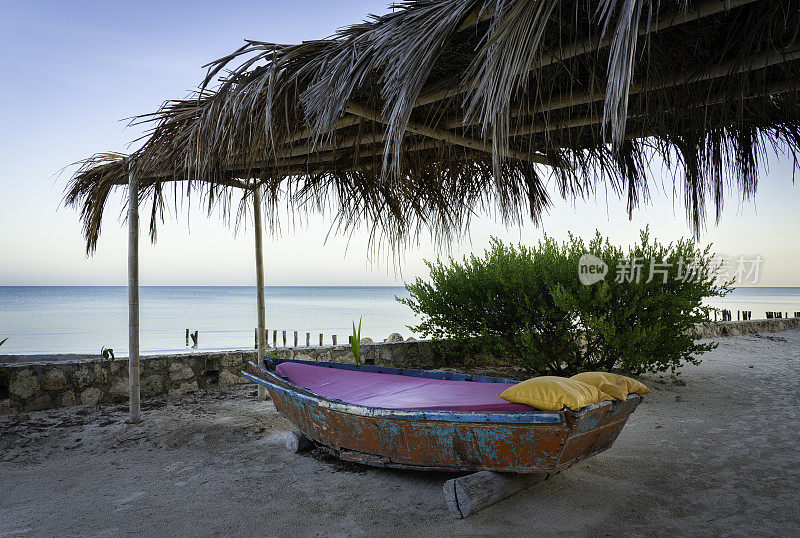 墨西哥Holbox岛，海滩上的乡村小船休息床