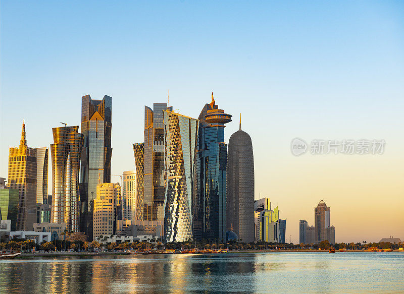 卡塔尔，黄昏时分的多哈市中心滨海天际线
