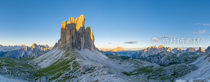 意大利阿尔卑斯山的日出-拉瓦雷多的三峰(拉瓦雷多的三座山峰)。从以上观点。