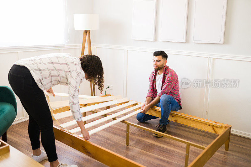 一对白人夫妇正在组装新床架