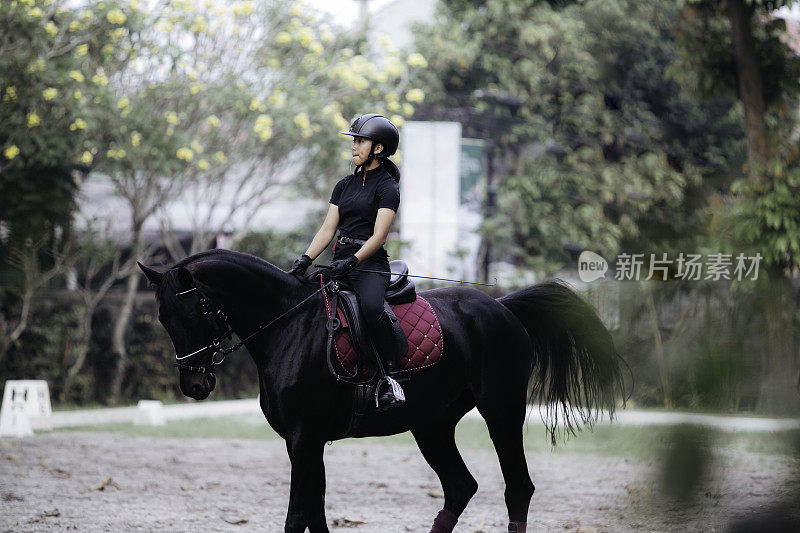 盛装舞步，女人带着她的马驰骋